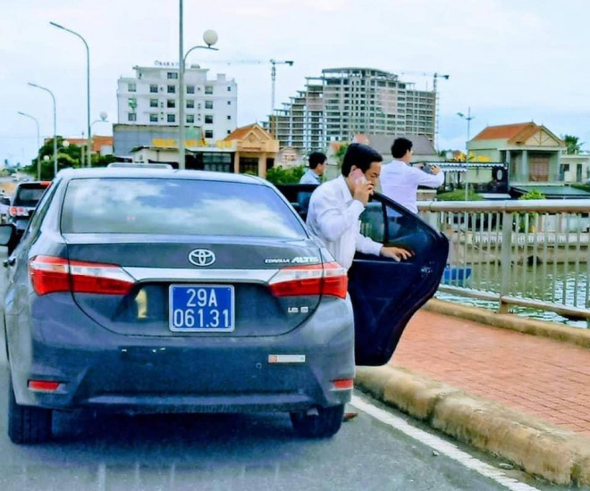 Xe công mang biển số ở Hà Nội