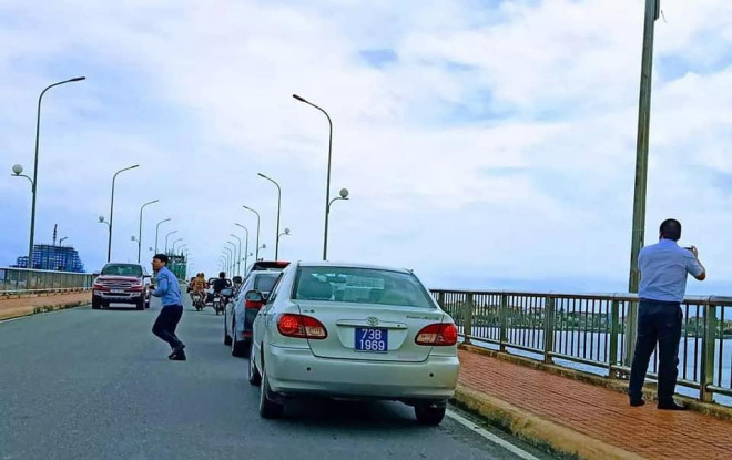 Dàn xe biển xanh 4 chiếc ngang nhiên dừng đỗ trên cầu Nhật Lệ 1 để chụp hình