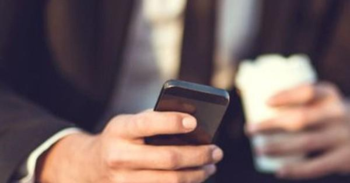 Bạn trẻ - Cuộc sống - Phát hiện chồng ngoan hiền cứ sểnh ra là nhắn tin chuyện trò giường chiếu với gái lạ, vợ gặng hỏi mới biết được nguyên nhân thắt lòng