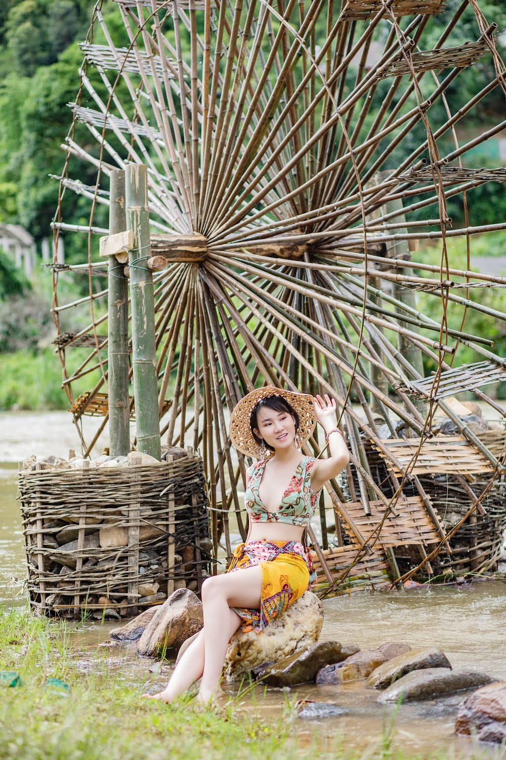 Chiêm ngưỡng nhan sắc gây “sốt” của Hoa hậu vòng eo 58cm giữa Mù Cang Chải mùa lúa chín - 1