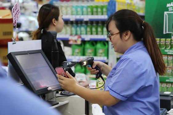 Thanh toán bằng ví MoMo tại siêu thị Co.opmart ở TP HCM. Ảnh: HOÀNG TRIỀU