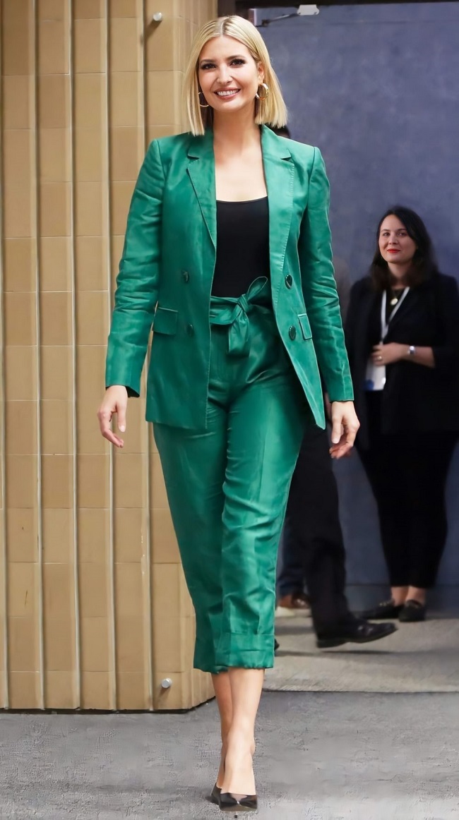 Người đẹp thu hút truyền thông khi diện nguyên suit da màu xanh lá cây đậm, phối cùng áo hai dây và giày cao gót, khuyên tai vòng to bản cùng mái tóc bob bạch kim duyên dáng đến thăm văn phòng Google ở Dallas.
