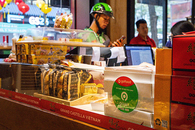 Ngoài bán tại cửa hàng, các thương hiệu còn đẩy mạnh kênh bán hàng thông qua các ứng dụng