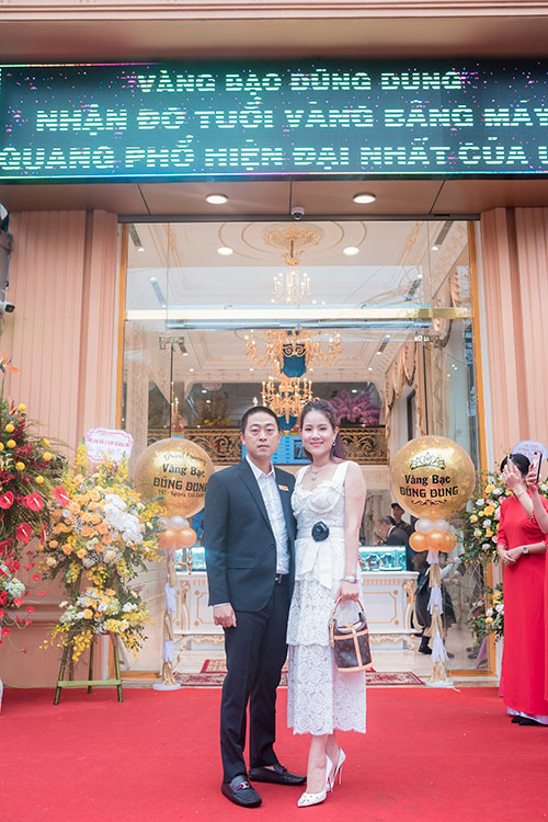 Doanh nhân Bùi Anh Dũng và vợ