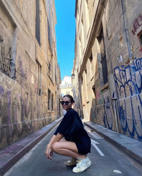 Street style của cô nàng chỉ đơn giản là áo phông oversize, mix and match với quần short, túi xách, kính râm cùng sneaker nhưng toát lên đầy vẻ năng động.