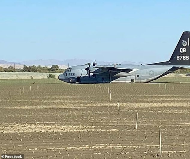 Chiếc KC-130J hạ cánh khẩn cấp xuống cánh đồng.