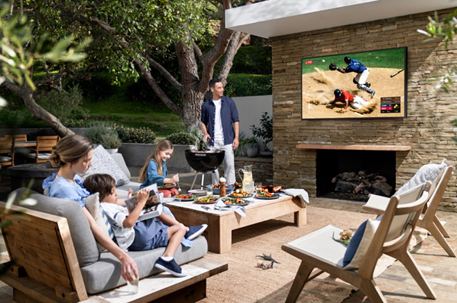 Samsung ra mắt TV The Terrace QLED ngoài trời đầu tiên, giá từ 100 triệu đồng - 1