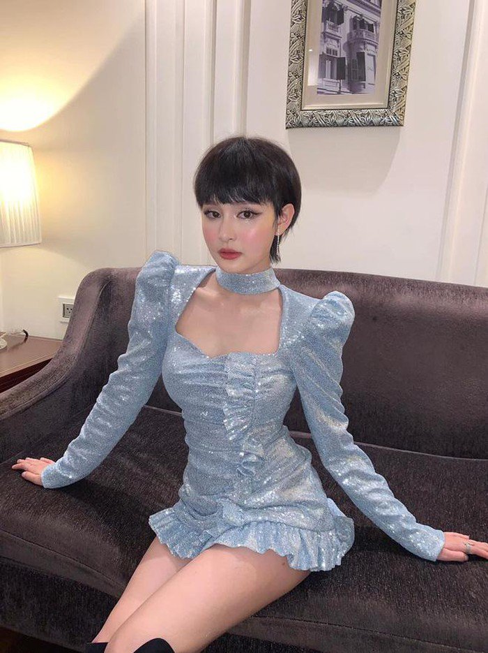 Chiếc váy ngắn giúp Hiền Hồ thêm phần sexy