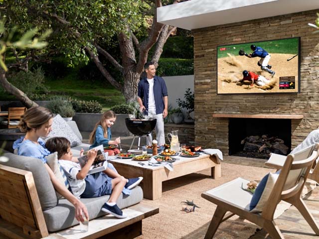 Thời trang Hi-tech - Samsung ra mắt TV The Terrace QLED ngoài trời đầu tiên, giá từ 100 triệu đồng