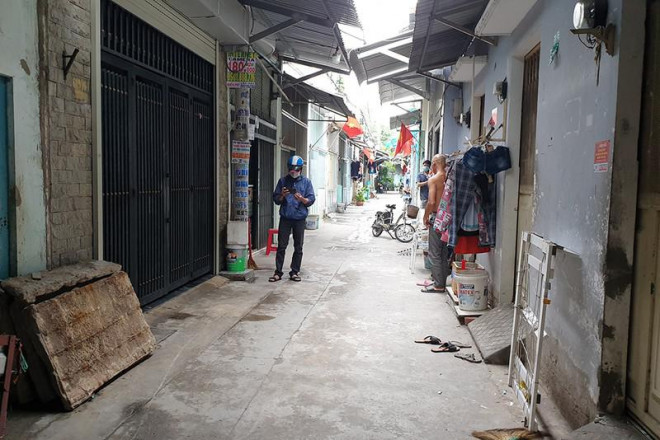Hiện trường vụ án mạng xảy ra trước dãy trọ trong hẻm đường Nguyễn Ảnh Thủ (quận 12, TP.HCM). Ảnh: NT