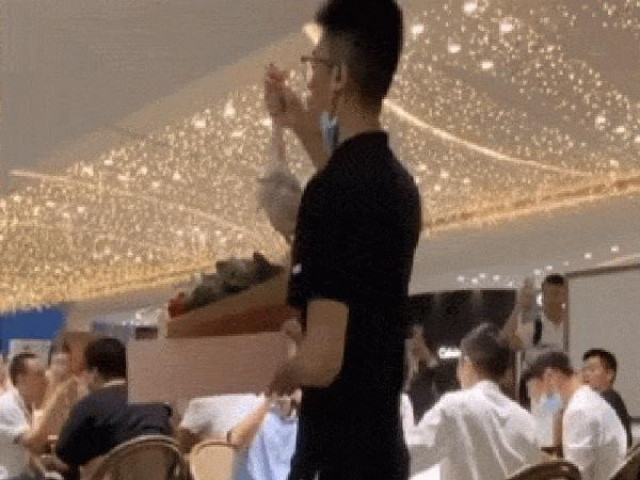 Bạn trẻ - Cuộc sống - Đem gà vặt lông đi tỏ tình không thành, chàng trai có hành động khó tin