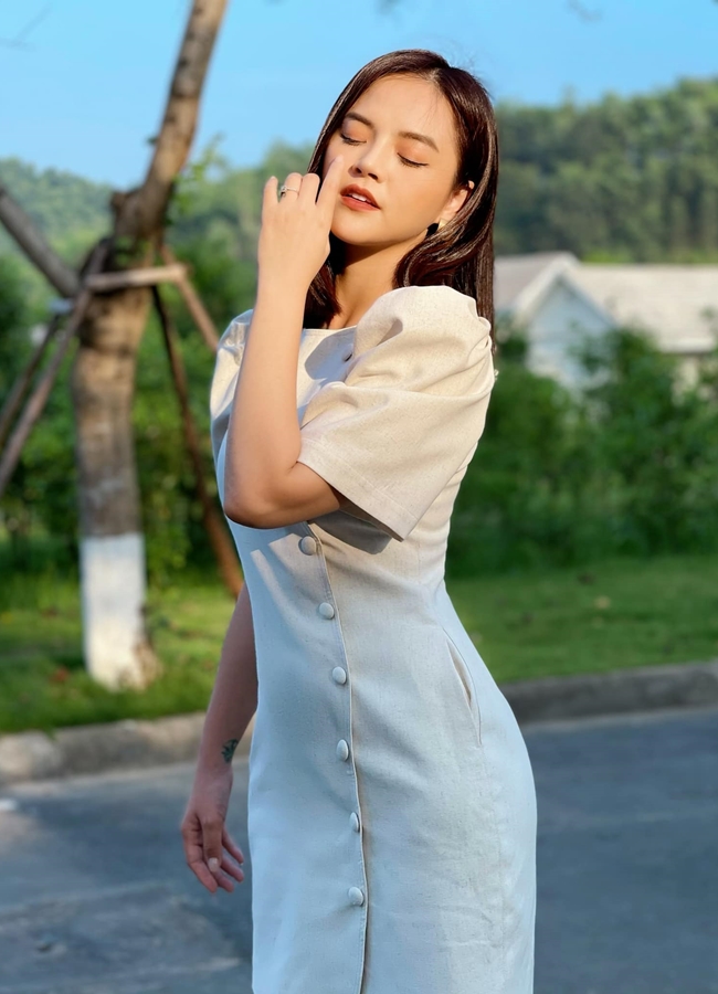 Đường nét thanh tú và cá tính cũng khiến Thu Quỳnh nổi bật và thu hút sự chú ý&nbsp;của công chúng.
