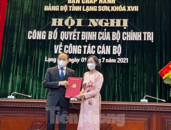 Bà Trương Thị Mai, Trưởng ban Tổ chức Trung ương, thay mặt Bộ Chính trị trao Quyết định luân chuyển ông Nguyễn Quốc Đoàn (bìa trái) công tác tại Tỉnh ủy Lạng Sơn .Ảnh: Duy Chiến