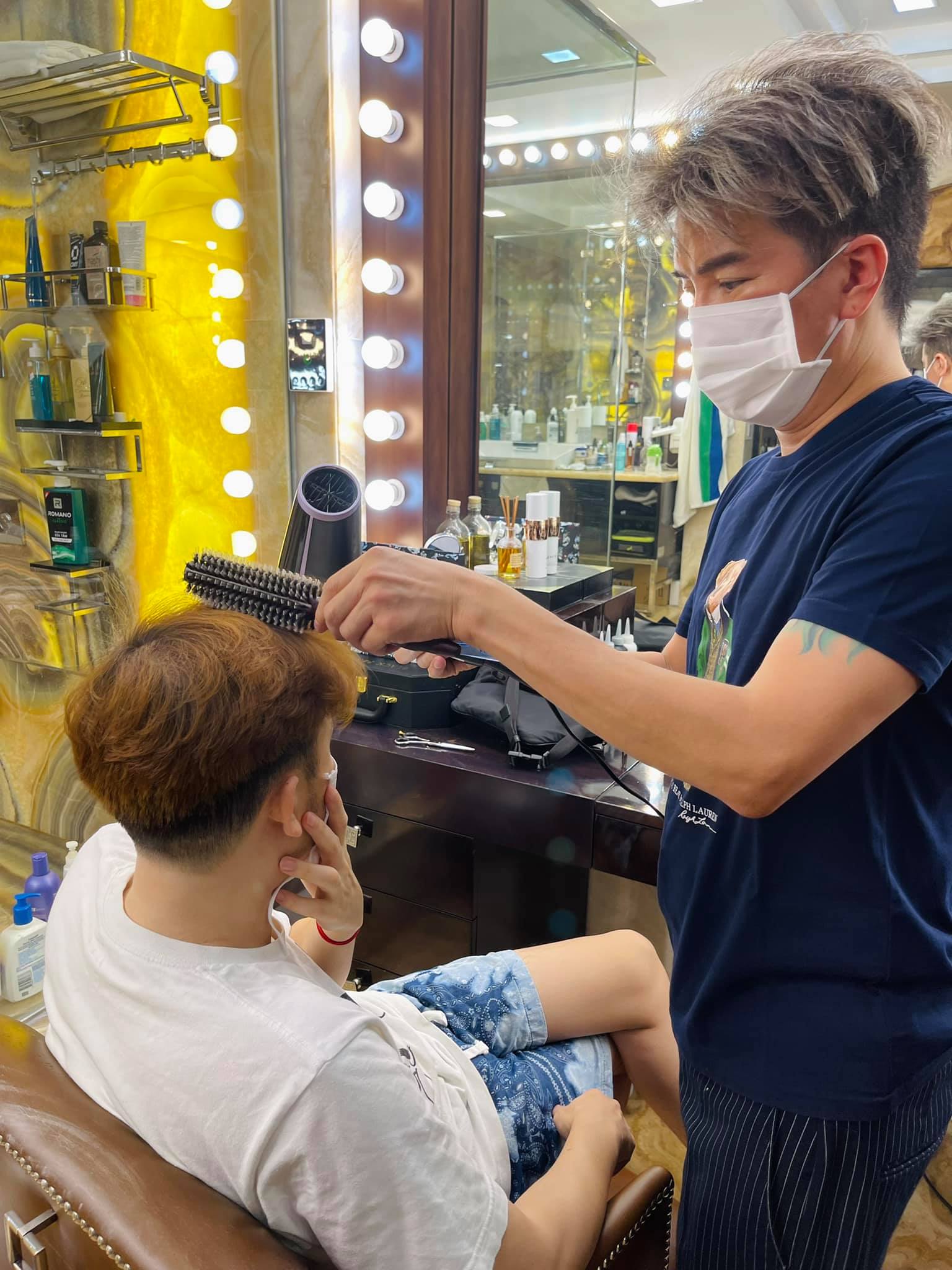 Đàm Vĩnh Hưng hé lộ vị khách đặc biệt được anh cắt tóc mỗi năm 1 lần