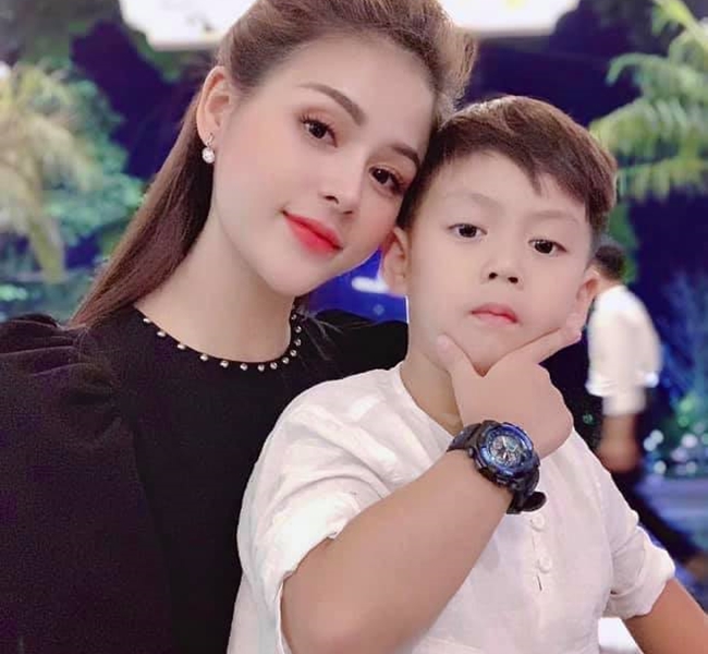 Sau cuộc hôn nhân đổ vỡ năm 24 tuổi, Lương Thu Trang hiện đang làm mẹ đơn thân. Dù bận rộn, cô vẫn luôn dành thời gian vui chơi, quan tâm tới cậu con trai 6 tuổi của mình.
