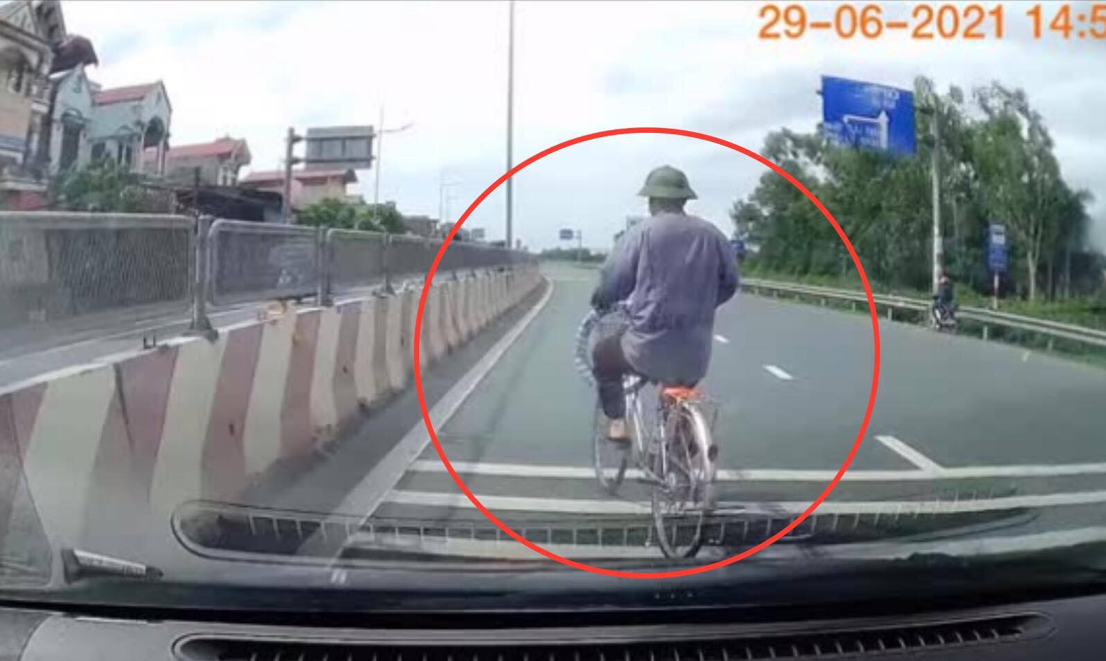 Lái xe đạp qua đường nhưng không quan sát phương tiện chạy trên quốc lộ 1A.