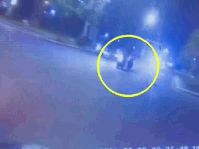 Tin tức trong ngày - Clip: Loạng choạng tay lái, nam thanh niên tông trực diện xe cấp cứu