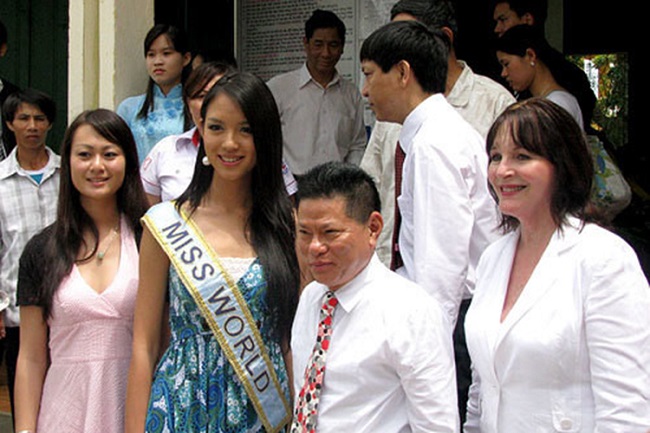 Ngoài hai người đẹp nóng bỏng của showbiz Việt thì tỷ phú Hoàng Kiều từng có thời gian say đắm Hoa hậu Thế giới 2007 Trương Tử Lâm.
