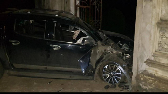 Chiếc xe chỉ dừng lại sau khi đâm vào cổng đình Khinh Giao, An Hưng, An Dương