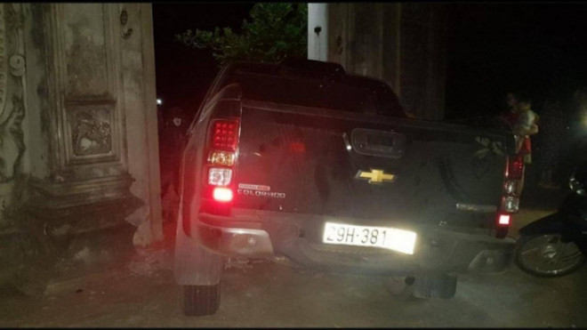 Chiếc xe đâm hỏng 2 cánh cổng làng Khinh Giao