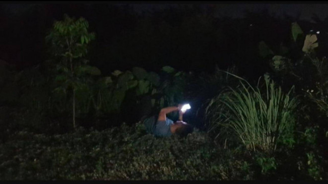 Theo một số người chứng kiến vụ việc, sau khi gây tai nạn, tài xế thản nhiên xem điện thoại và nằm ngủ