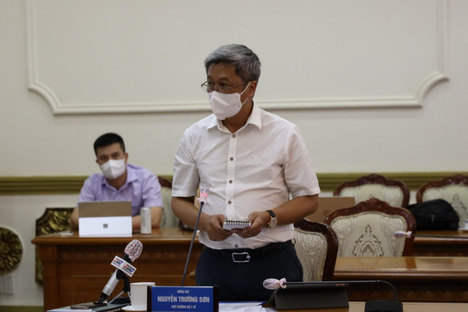 Thứ trưởng Bộ Y tế Nguyễn Trường Sơn cho biết sẽ ưu tiên phân bổ vắc-xin phòng Covid-19 cho TP HCM - Anh: Trung tâm Báo chí TP HCM