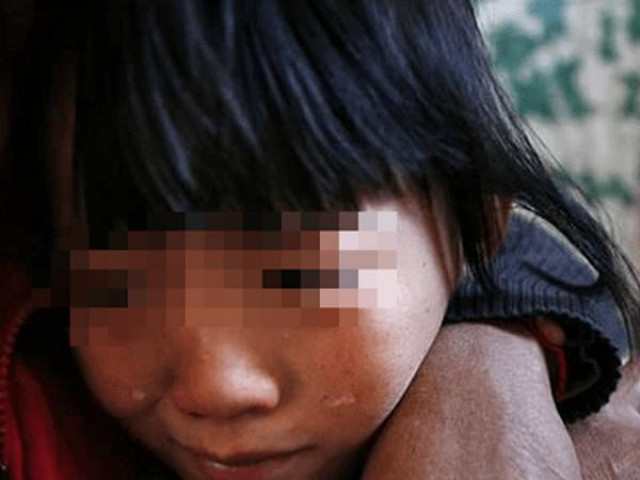 Thế giới - Bé gái tố cáo hành vi đồi bại của bạn trai mẹ, không ngờ chị gái cũng trải qua "địa ngục" như mình