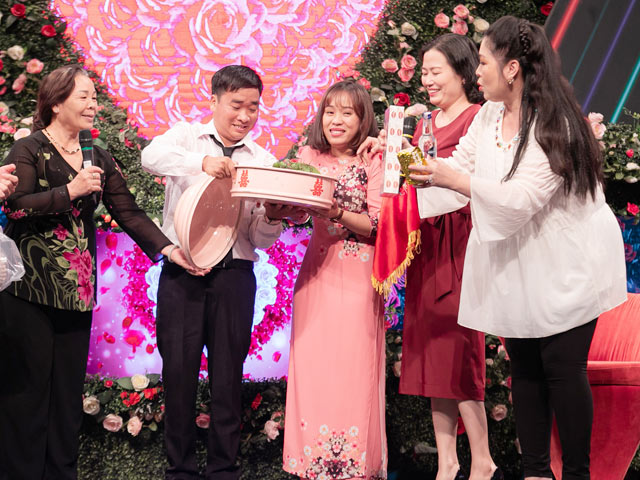 Bạn trẻ - Cuộc sống - Đem trầu cau hỏi cưới bạn gái ngay trên sóng BMHH, chàng trai lấy được vợ lý tưởng