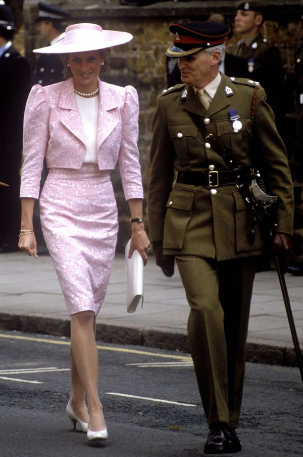 14 thiết kế váy áo màu hồng sành điệu của công nương Diana - 12