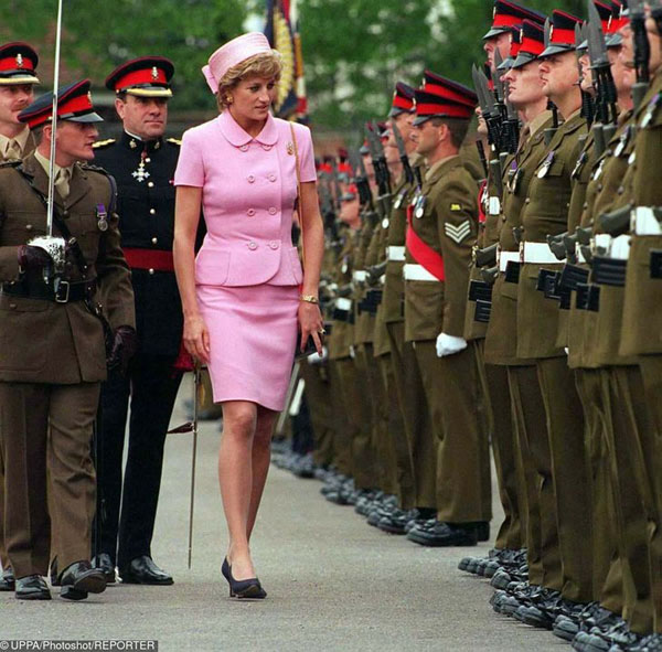 14 thiết kế váy áo màu hồng sành điệu của công nương Diana - 14