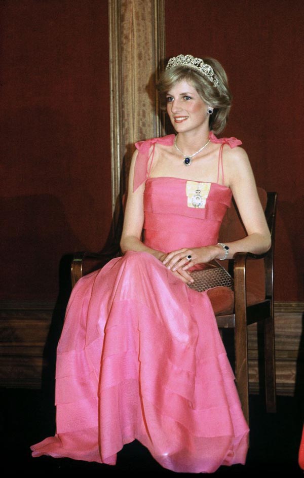 14 thiết kế váy áo màu hồng sành điệu của công nương Diana - 5