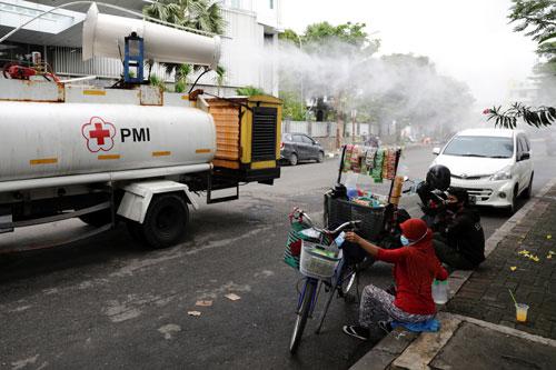 Một chiến dịch khử khuẩn tại thủ đô Jakarta - Indonesia hôm 30-6.Ảnh: REUTERS