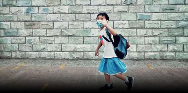 Hình ảnh cậu bé mặc váy đến trường gây tranh cãi trên mạng - 1