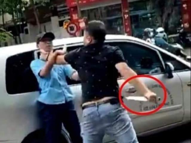 Tin tức trong ngày - Phụ xe buýt kể lại phút bị tài xế xe con túm cổ, cầm dao đe doạ