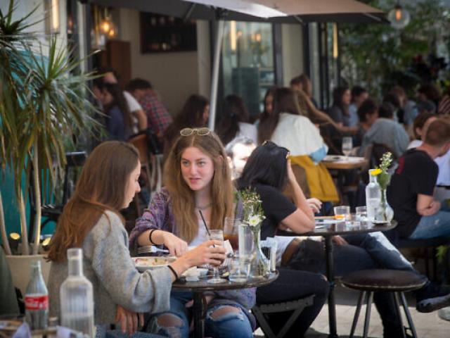 Thế giới - Bị biến chủng Delta tấn công, quốc gia tiêm chủng hàng đầu vẫn không cần phong tỏa