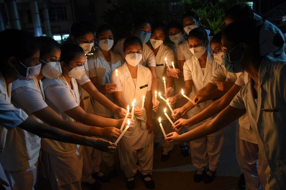 Các bác sĩ Ấn Độ cầu nguyện cho các bệnh nhân tử vong vì Covid-19.