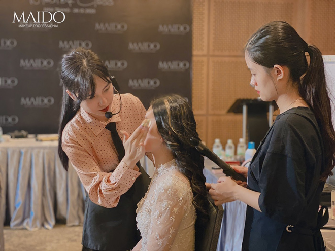 Mai “say sưa” khi truyền tải kiến thức trang điểm đến các học viên&nbsp;