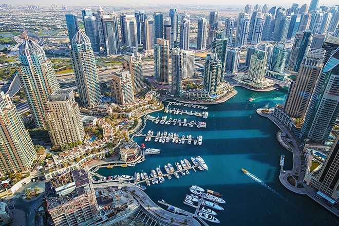 Dubai Marina đẹp lung linh với hình ảnh các tòa tháp chọc trời, tổ hợp mua sắm quy mô, các nhà hàng, quán bar luôn sôi động... cùng những cơ ngơi sang trọng hay bến đậu du thuyền hoành tráng.