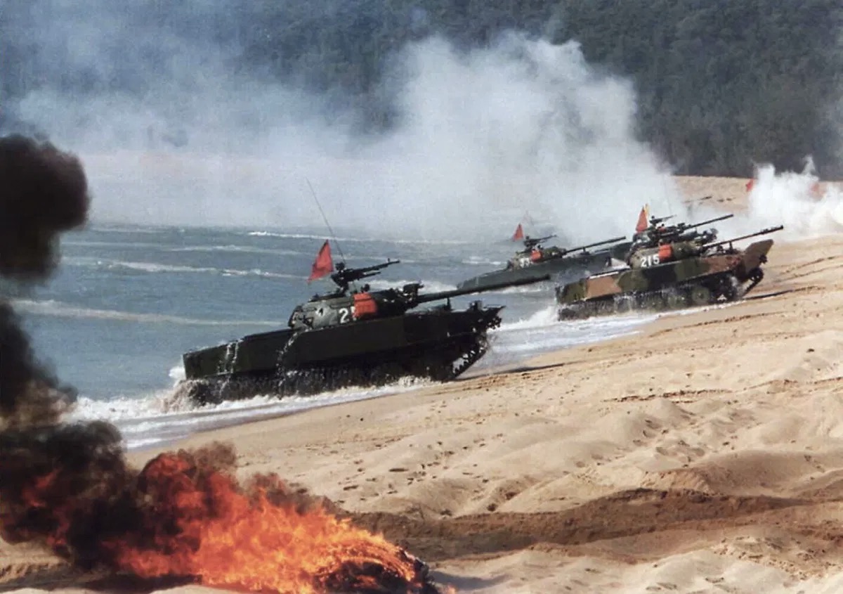 Xe tăng Trung Quốc trong một cuộc tập trận đổ bộ chiếm đảo.