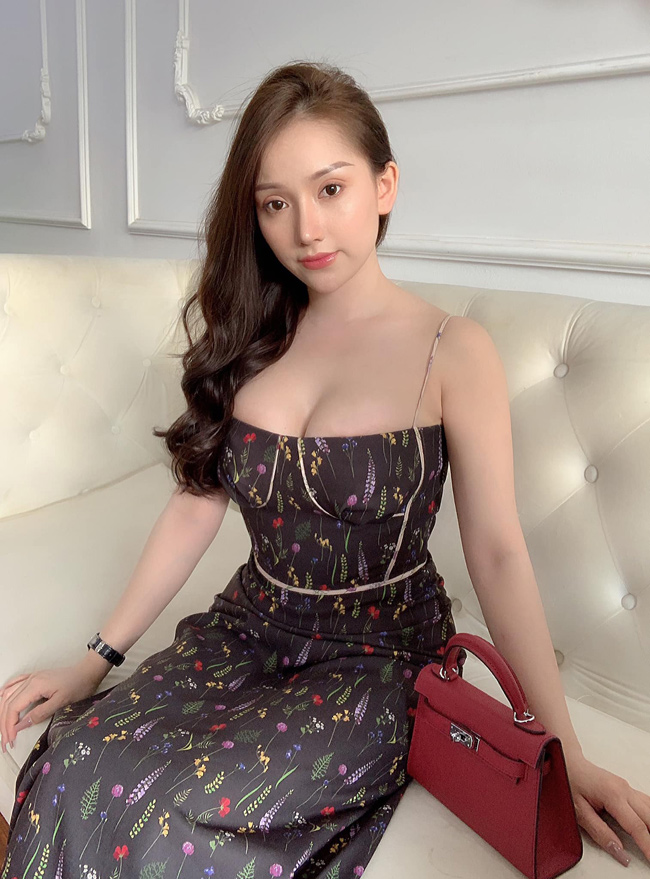 Bữa tiệc kỷ niệm 3 năm yêu nhau của cặp đôi hot girl - cầu thủ thu hút sự chú ý của dân mạng. Fan ngưỡng một tình yêu ngọt ngào của cả hai. 
