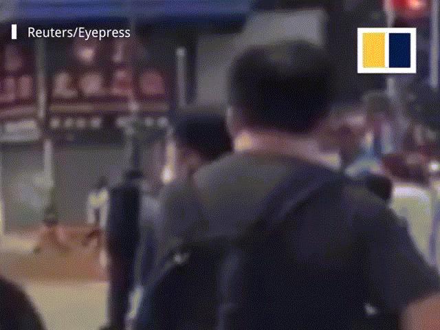 Thế giới - Video: Cảnh sát Hồng Kông bị “sói cô đơn” rút dao đâm xuyên phổi