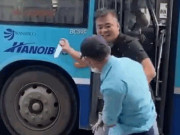 Tin tức trong ngày - Clip: Người đàn ông cầm dao uy hiếp phụ xe buýt giữa phố Hà Nội