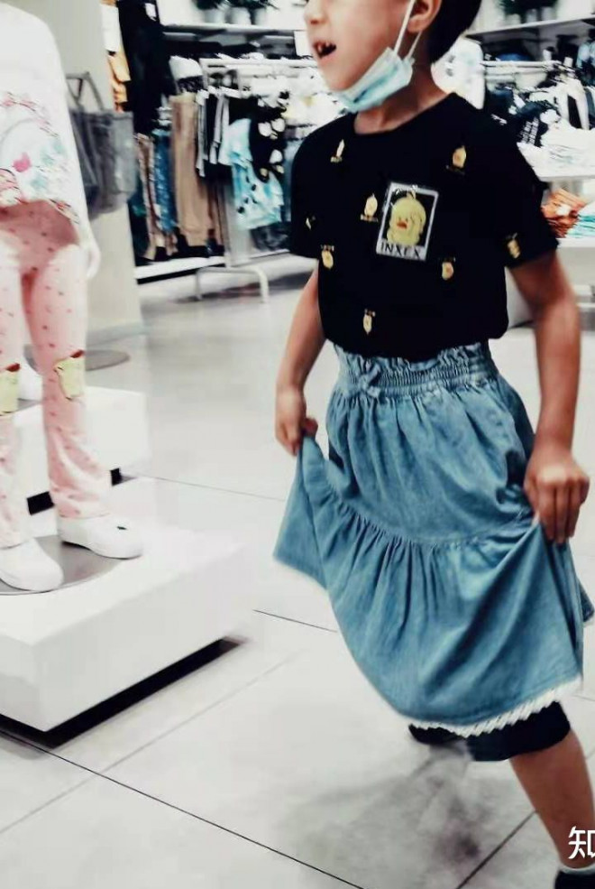 Bố mẹ của Lele đã thể hiện sự ủng hộ của con trai mình. Ảnh: Sixth Tone