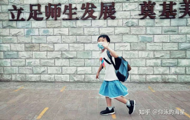 Cậu bé Lele 7 tuổi gây tranh cãi vì thích mặc váy đi học. Ảnh: Sixth Tone