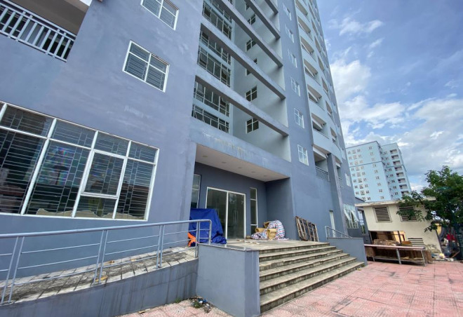 Mặt sau của tòa nhà trở thành nơi tập kết đồ đạc