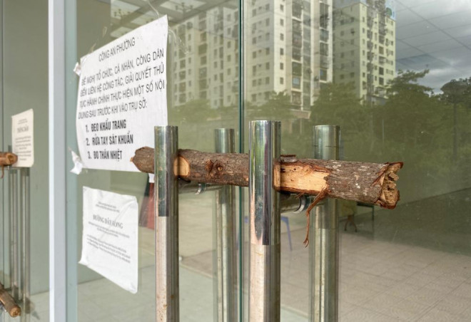 Sảnh chung cư được khóa sơ sài bằng cành cây