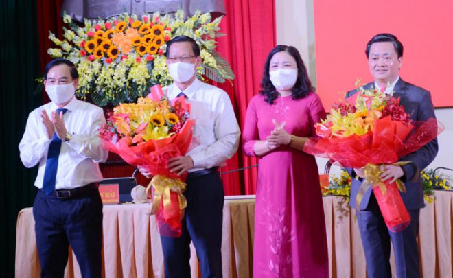 Ông Trần Ngọc Tam (bìa trái), Phó Bí thư Tỉnh ủy, Chủ tịch UBND tỉnh Bến Tre tặng hoa chúc mừng ông Lê Đức Thọ (bìa phải) và ông Phan Văn Mãi