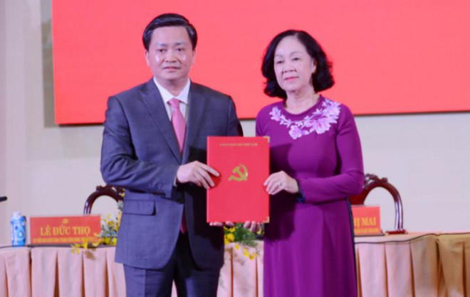 Bà Trương Thị Mai trao quyết định cho tân Bí thư Tỉnh ủy Bến Tre. Ảnh: CTTĐTBT