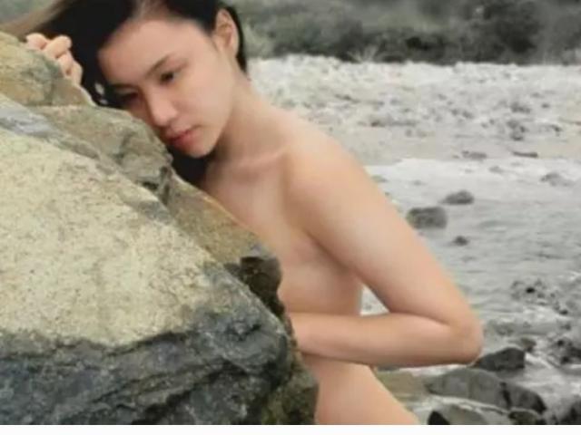 Đời sống Showbiz - Cuộc sống của những người đẹp chụp bộ ảnh vì môi trường giờ ra sao?