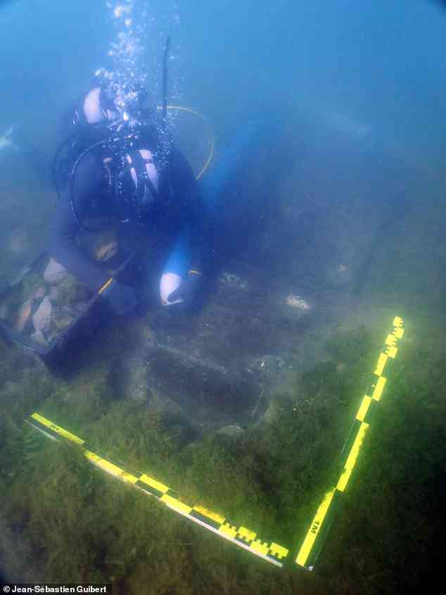 Một thợ lặn đang tiếp cận "tàu ma" - Ảnh: Antigua Obseve